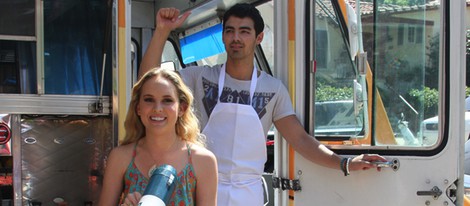 Joe Jonas y Meaghan Martin en un acto solidario