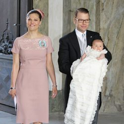 Victoria y Daniel de Suecia con la Princesa Estela a su llegada al bautizo