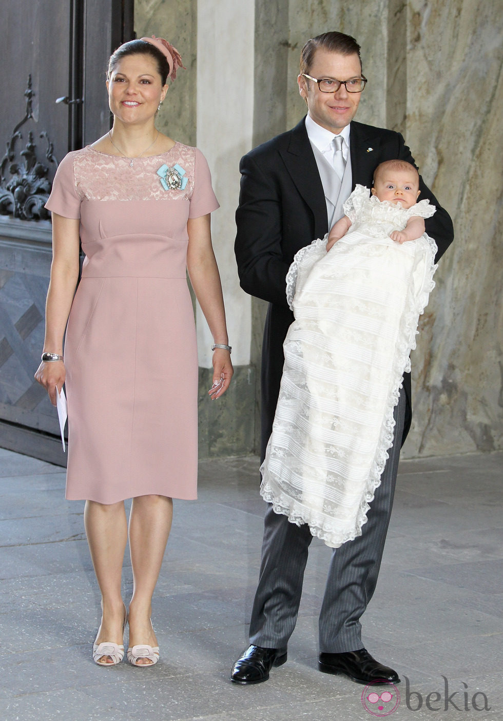 Victoria y Daniel de Suecia con la Princesa Estela a su llegada al bautizo