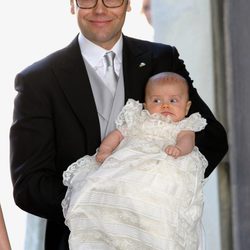 El Príncipe Daniel sostiene a su hija en el bautizo de Estela de Suecia