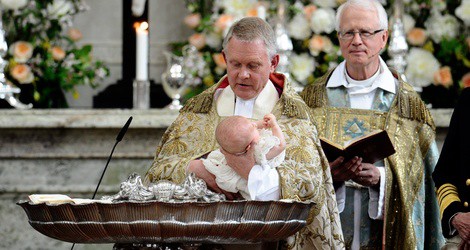 El arzobispo Anders Wejryd bautiza a Estela de Suecia