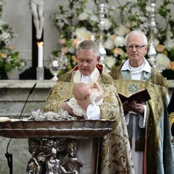 El arzobispo Anders Wejryd bautiza a Estela de Suecia