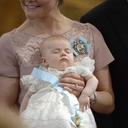 Victoria de Suecia sostiene a una dormida Princesa Estela en su bautizo