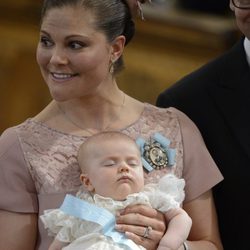 Victoria de Suecia sostiene a una dormida Princesa Estela en su bautizo