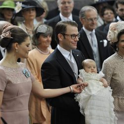 La Reina Silvia, Victoria y Daniel de Suecia con la Princesa Estela en su bautizo