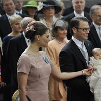 La Reina Silvia, Victoria y Daniel de Suecia con la Princesa Estela en su bautizo