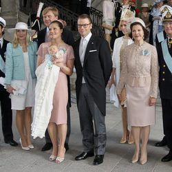 La Princesa Estela de Suecia con sus padres, abuelos y padrinos en su bautizo
