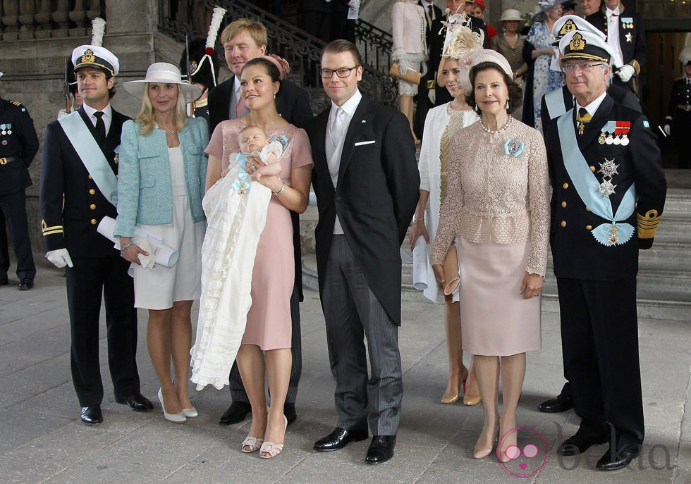 La Princesa Estela de Suecia con sus padres, abuelos y padrinos en su bautizo