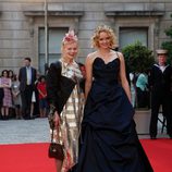 Lily Cole y Vivienne Westwood en un homenaje a Isabel II en la Academia de las Artes