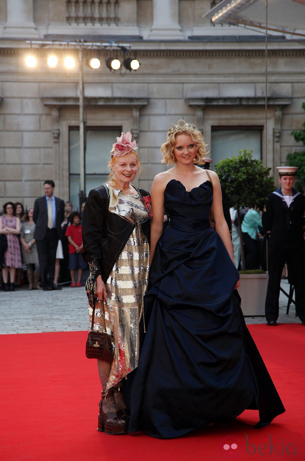 Lily Cole y Vivienne Westwood en un homenaje a Isabel II en la Academia de las Artes