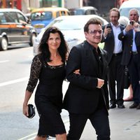 Bono y Ali Hewson en un homenaje a Isabel II en la Academia de las Artes
