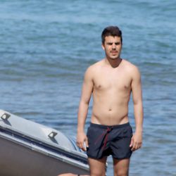 Javier Hernández con el torso desnudo en el rodaje de 'El Barco'