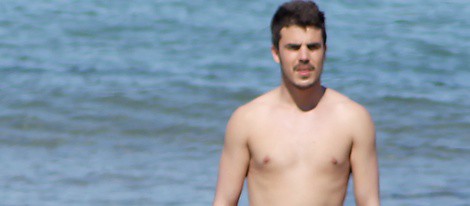 Javier Hernández con el torso desnudo en el rodaje de 'El Barco'