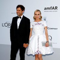 Joshua Jackson y Diane Kruger en la gala amfAR celebrada en el Festival de Cannes 2012