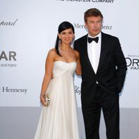 Hilaria Thomas y Alec Baldwin en la gala amfAR del Festival de Cannes 2012