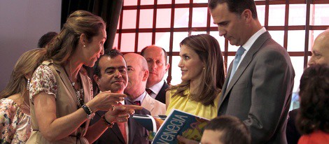 La Infanta Elena charla con los Príncipes en la inauguración de la Feria del Libro 2012