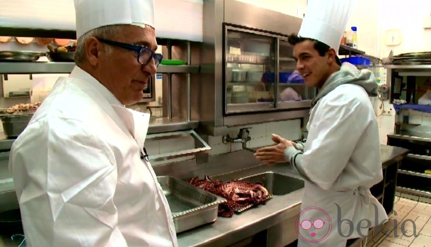 El actor Mario Casas y el presentador Xavier Sardá cocinando pulpo a la gallega durante el programa de Antena 3 'Usted Perdone'