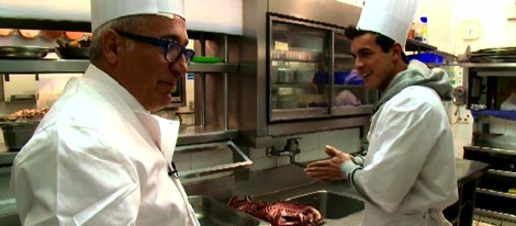 El actor Mario Casas y el presentador Xavier Sardá cocinando pulpo a la gallega durante el programa de Antena 3 'Usted Perdone'