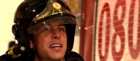 El actor Mario Casas con la indumentaria de bombero durante el programa de 'Usted Perdone' de Xavier Sardá