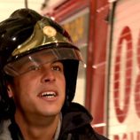 El actor Mario Casas con la indumentaria de bombero durante el programa de 'Usted Perdone' de Xavier Sardá