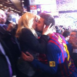 Gerard Piqué besa a Shakira tras ganar la Copa del Rey