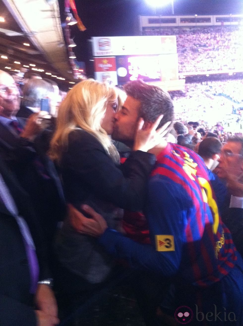 Gerard Piqué besa a Shakira tras ganar la Copa del Rey