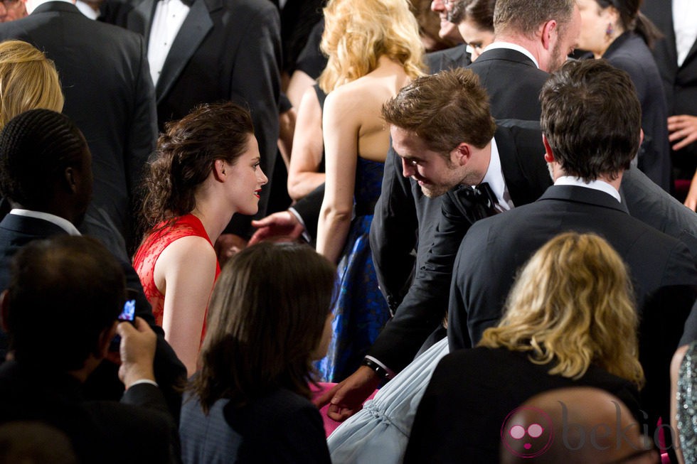 Robert Pattinson se acerca a la butaca de Kristen Stewart en el estreno de 'Cosmópolis'