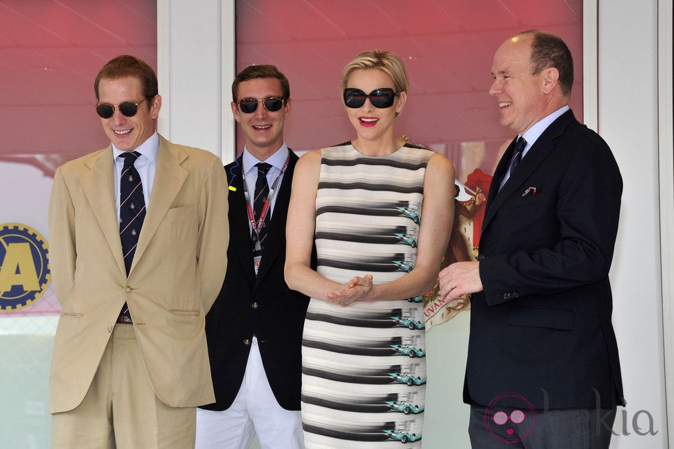 Los Príncipes de Mónaco y Andrea y Pierre Casiraghi en el Gran Premio de F1 de Mónaco
