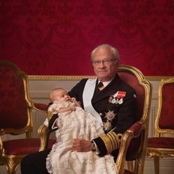 Foto oficial del Rey Carlos Gustavo de Suecia con la Princesa Estela en su bautizo