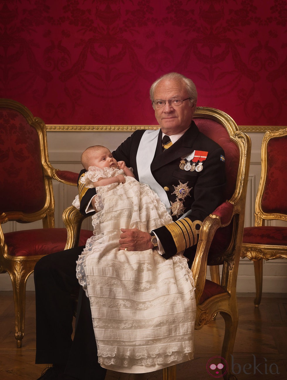 Foto oficial del Rey Carlos Gustavo de Suecia con la Princesa Estela en su bautizo