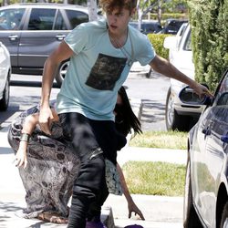 Selena Gomez recoge los objetos de Justin Bieber tras un enfrentamiento con un fotografo