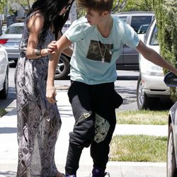 Selena Gomez ayuda a Justin Bieber tras un altercado con un fotografo