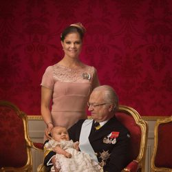 Foto oficial de Estela de Suecia con la Princesa Victoria y el Rey Carlos Gustavo en su bautizo