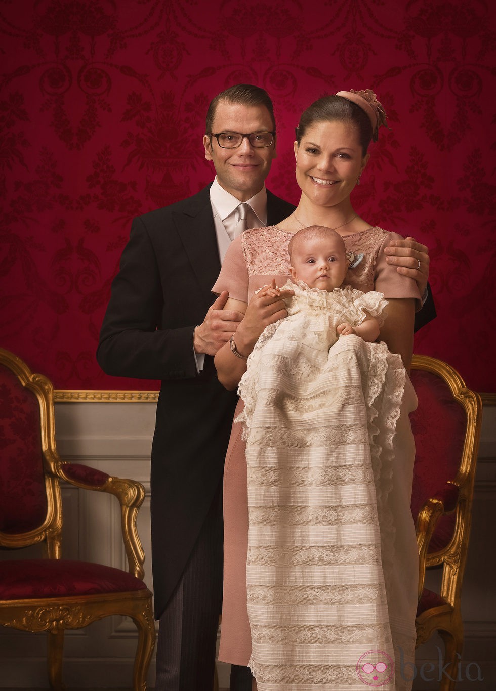 Foto oficial de los Príncipes Victoria y Daniel con Estela de Suecia en su bautizo