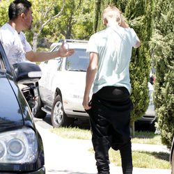 Justin Bieber en un momento de su enfrentamiento con un fotografo en Los Angeles