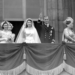 Isabel de Inglaterra y Felipe de Edimburgo saludan desde Buckingham Palace tras su boda