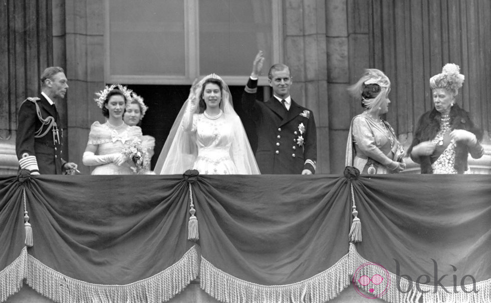 Isabel de Inglaterra y Felipe de Edimburgo saludan desde Buckingham Palace tras su boda