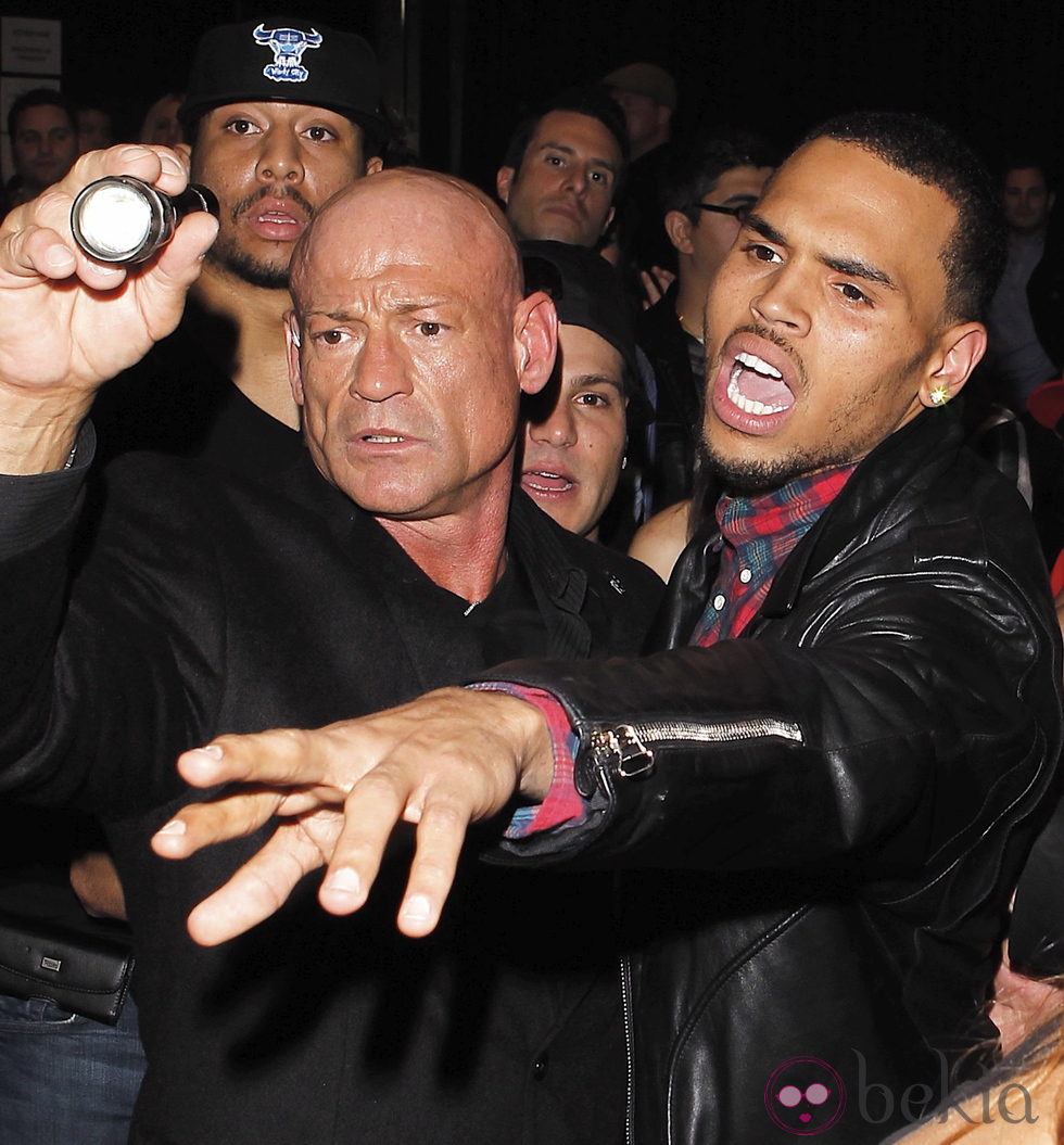 Chris Brown enfadado con unos paparazzi