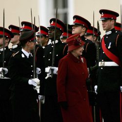 La Reina Isabel en la graduación del Príncipe Guillermo en Sandhurst