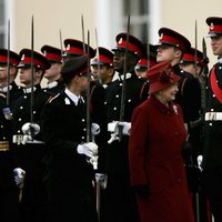 La Reina Isabel en la graduación del Príncipe Guillermo en Sandhurst