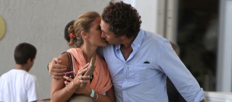 Álvaro Fuster y Beatriz Mira dándose un beso
