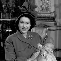Isabel II con el Príncipe Carlos de Inglaterra en 1948