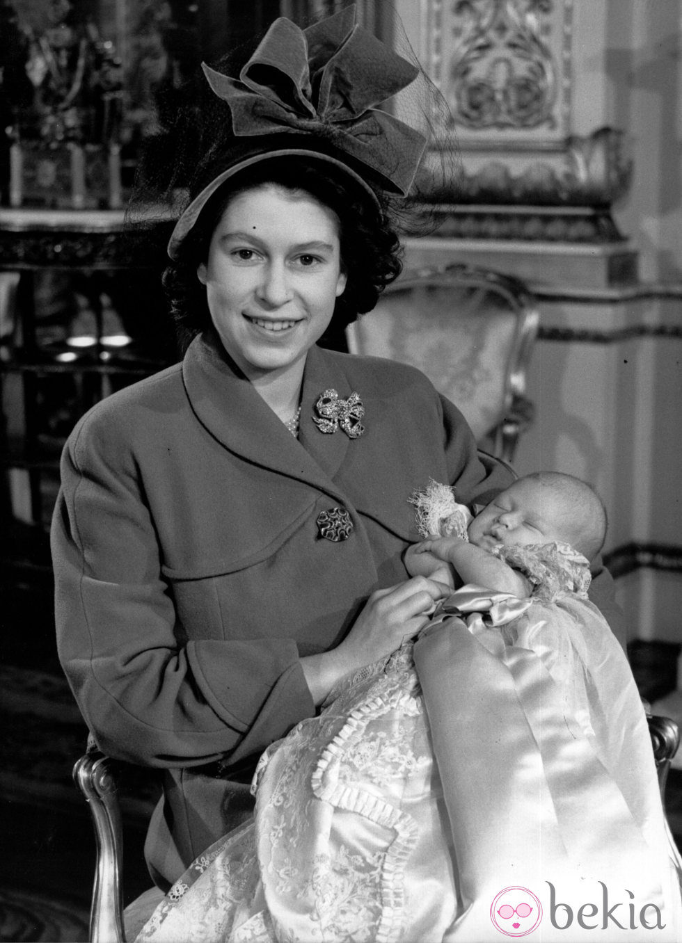 Isabel II con el Príncipe Carlos de Inglaterra en 1948