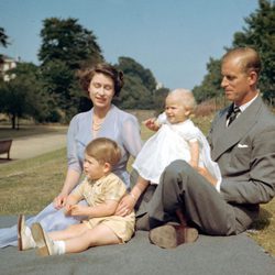 La Reina Isabel y el Duque de Edimburgo con los Príncipes Carlos y Ana en 1951