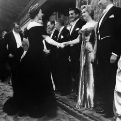 Isabel II saluda a Marilyn Monroe en 1956