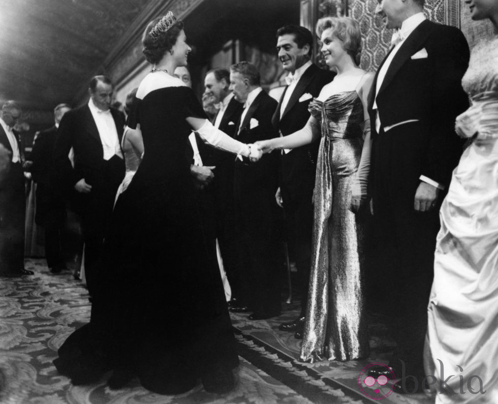 Isabel II saluda a Marilyn Monroe en 1956