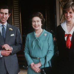La Reina Isabel con el Príncipe Carlos de Inglaterra y Lady Di en 1981
