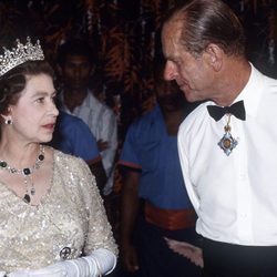 La Reina de Inglaterra y el Duque de Edimburgo en una visita oficial a Nueva Guinea en 1982