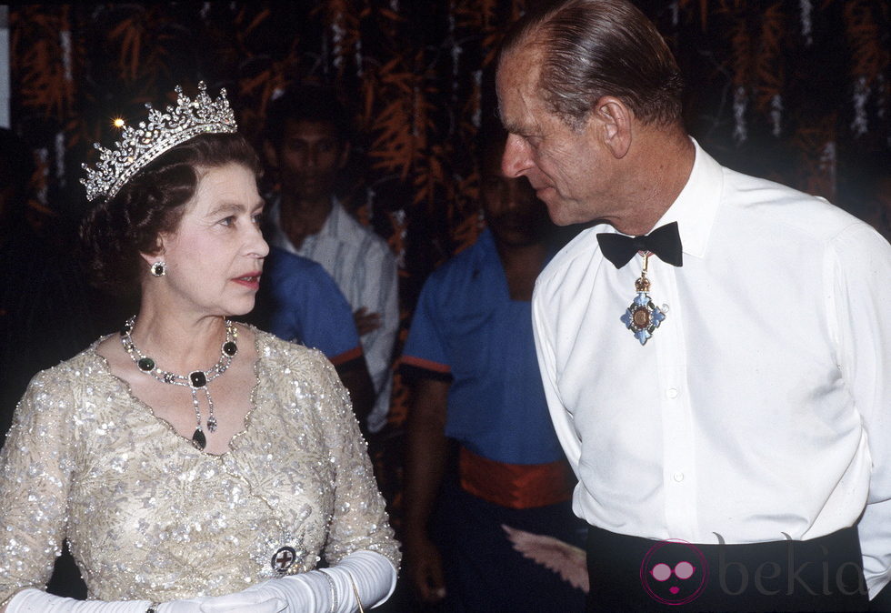 La Reina de Inglaterra y el Duque de Edimburgo en una visita oficial a Nueva Guinea en 1982