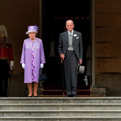 La Reina Isabel y el Duque de Edimburgo en una garden party